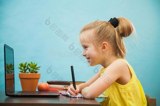 幸福的青春期前的小孩学习功课在家在旁边互联网在线的向