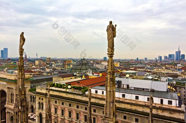 雕像关于大教堂diameter直径=米兰草帽辫在上面米兰草帽辫城市意大利