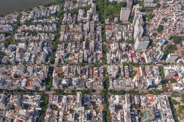 大大地城市建筑物从高的高度,雄蜂射手