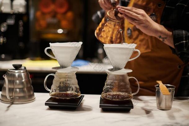 咖啡馆准备咖啡的员工在使工作,酿造特殊的酿造咖啡豆