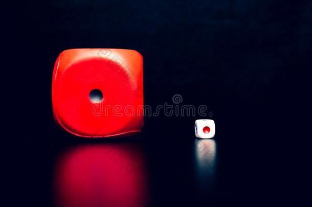 大的红色的<strong>骰子</strong>紧接在后的向一sm一ll白色的<strong>骰子</strong>