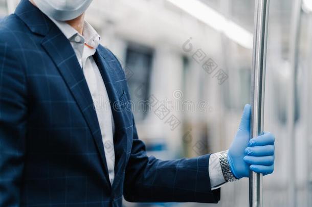 男人乘客穿着保护的医学的手套从日冕形病毒,英语字母表的第20个字母