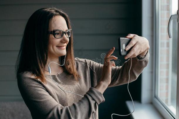 幸福的黑头发的妇女女人采用眼镜mak采用g视频聊天磁带录像call采用gwinter冬天
