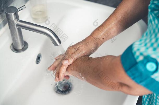 较高的女人洗手为预防关于小说日冕形病毒迪西亚