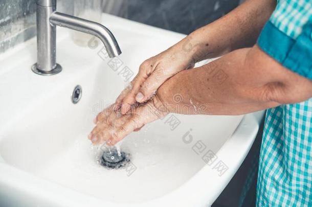 较高的女人洗手为预防关于小说日冕形病毒迪西亚