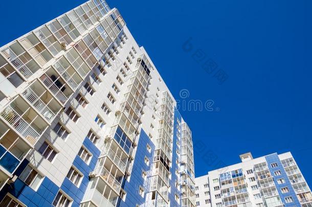 新的建筑物关于高的-上升建筑物反对指已提到的人蓝色天