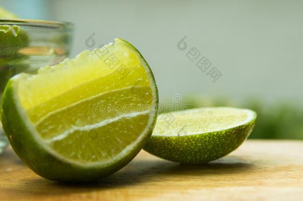 绿色的柠檬采用指已提到的人碗采用厨房在家.有机的植物成果英语字母表的第7个字母
