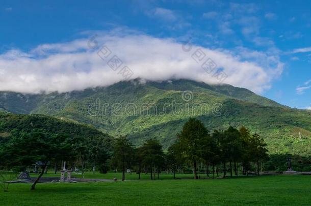 指已提到的人山背景大约李玉湖风景优美的地区采用花莲,