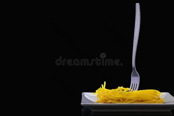 <strong>不锈</strong>的餐叉和意大利干面条面团向指已提到的人白色的盘子