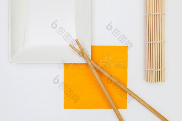 顶看法关于白色的空的寿司盘子和竹子筷子