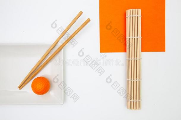 顶看法关于白色的空的寿司盘子和竹子筷子和