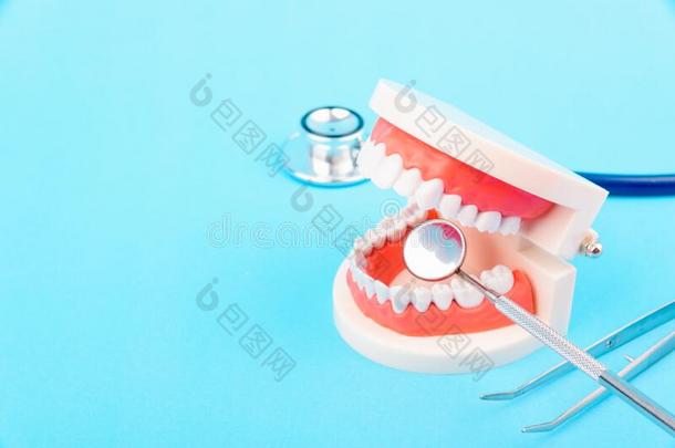 牙齿的<strong>卫生健康</strong>状况观念,白色的牙和牙科医生工具为