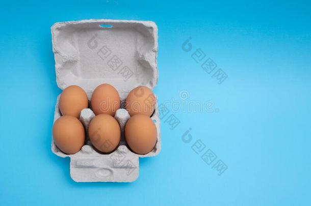 <strong>六一</strong>群关于卵采用尤指装食品或液体的)硬纸盒.
