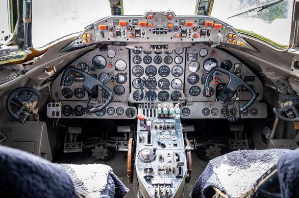 老的飞机驾驶员座舱特写镜头看法.