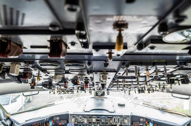 许多转轨器向飞机驾驶员座舱天花板.