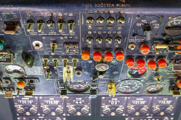 老的飞机驾驶员座舱控制镶板和转轨器和规格.