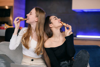 两个女人所有乐趣在家,开幕意大利薄饼盒,食物传送,图片