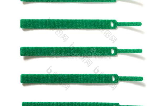 绿色的一种尼龙粘扣的商标缆绳结向一白色的背景