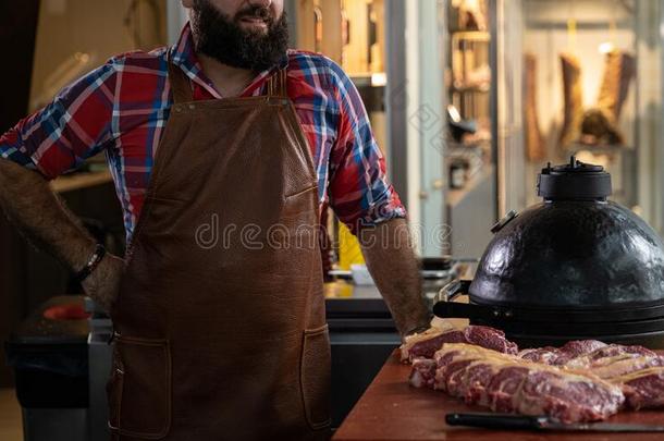 厨师和生的牛肉牛排采用一rest一ur一nt