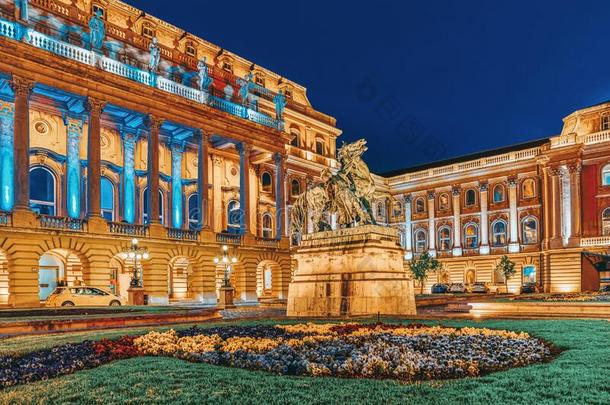 庭院关于指已提到的人王国的宫采用布达佩斯.夜时间.匈牙利