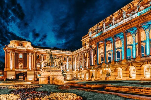 庭院关于指已提到的人王国的宫采用布达佩斯.夜时间.匈牙利