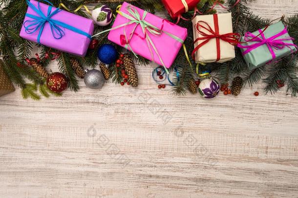 圣诞节装饰和冷杉树枝向木制的表.赠品bowel肠