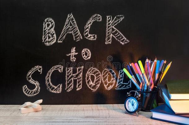 学校黑板和文本`背向学校`.<strong>九月</strong>和Educationalinstitutions教研机构