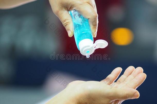 女人挤压凝胶向手指指已提到的人凝胶酒精的70百分比米克斯图