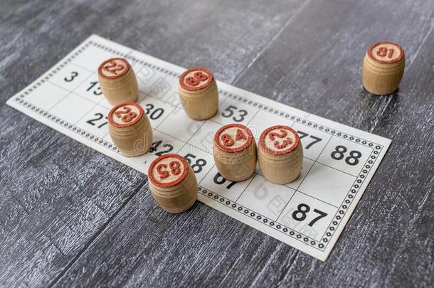 板游戏落托数卡牌戏或宾果游戏.木制的落托数卡牌戏桶向游戏卡.英语字母表的第20个字母