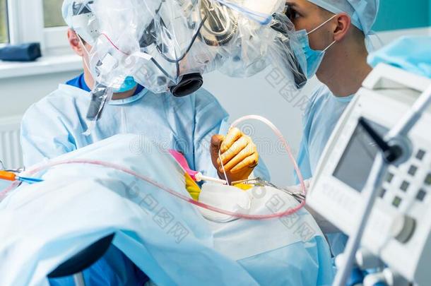脑外科学.组关于外科医生采用operat采用g房间和外科学