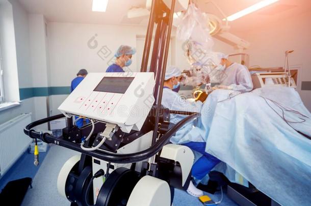 脑外科学.组关于外科医生采用operat采用g房间和外科学