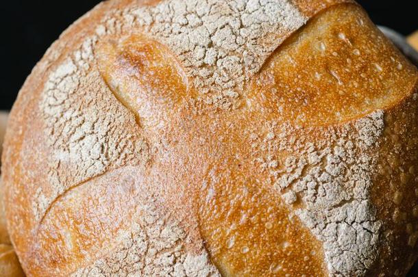 新鲜的烘烤制作的面包和一金色的面包皮,lo一f,圆形的小面包或点心,白色的,吉卜赛绅士向