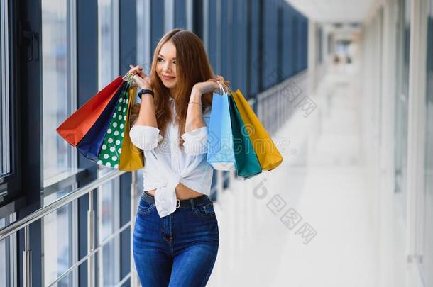 时尚购物女孩肖像.美好女人和购物袋