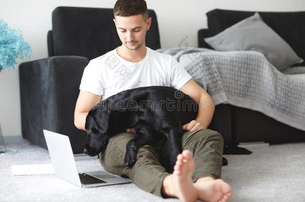 自由作<strong>家家</strong>伙和便携式电脑和狗是（be的三单形式工作的在家采用隔离