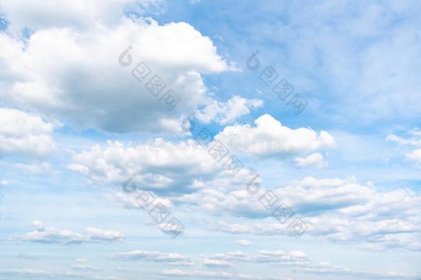 清楚的蓝色天背景,云和背景