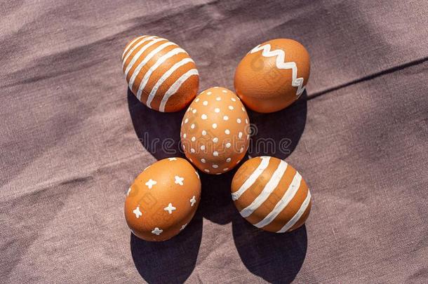 描画的5num.五棕色的卵和各种各样的白色的榜样为复活节