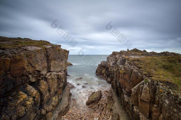 苏格兰芬兰海滩北方东海岸多岩石的长的暴露