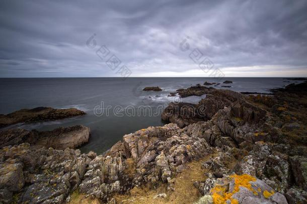 苏格兰芬兰海滩北方东海岸多岩石的长的暴露
