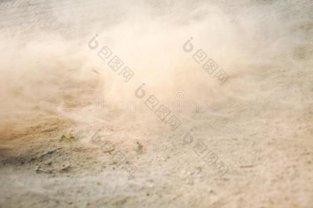 灰尘吹风暴风雨在旁边风向泥土路