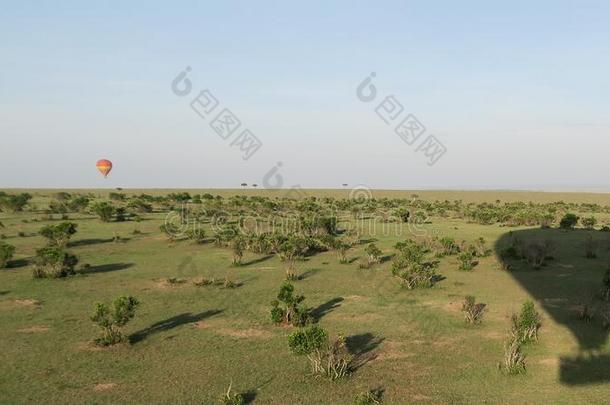 阴影关于热的天<strong>空气球</strong>越过马赛人巴塔哥尼亚野兔风景,和一热的