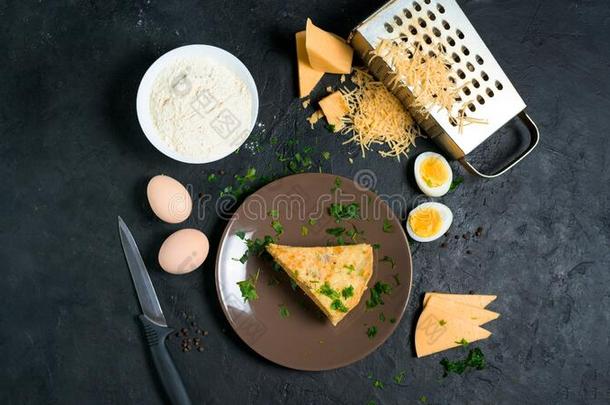 奶酪玉米粉圆饼和绿叶蔬菜.组成部分搓碎的奶酪,卵,Greenland格陵兰群岛