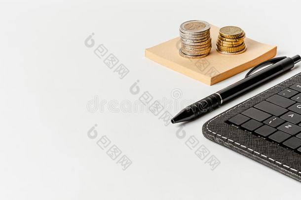 黑的键盘,笔和欧元货币向白色的背景.datainputbus数据输入总线