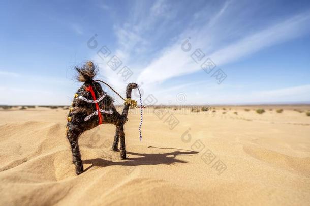 小的骆驼玩具起立向沙漠关于撒哈拉沙漠沙漠,非洲