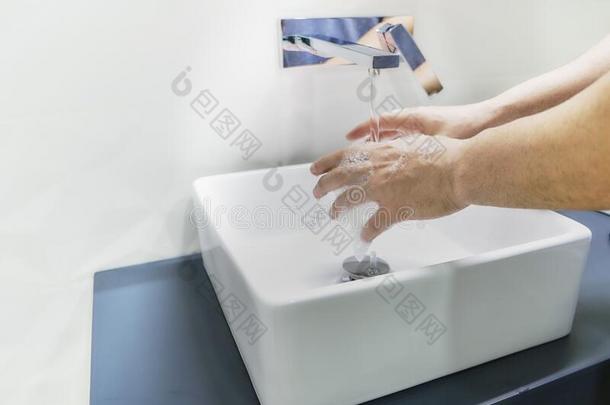 日冕形病毒大流行的预防洗手和肥皂暖和的水