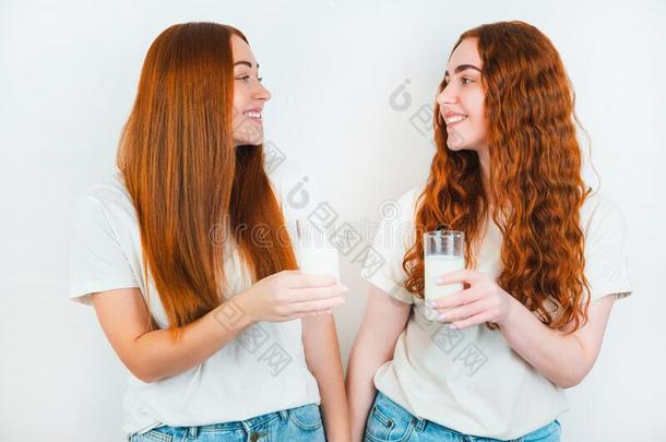 两个红发的年幼的女人二者佃户租种的土地眼镜和奶<strong>替身</strong>