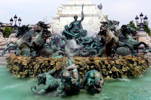 人造喷泉关于指已提到的人纪念碑向指已提到的人吉伦特派采用枣红