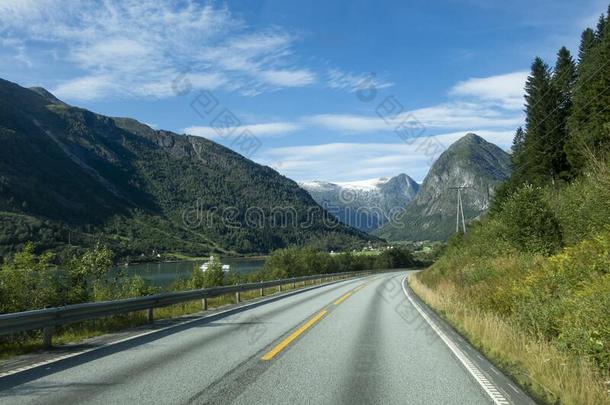 挪威人山路和钢板冰河采用指已提到的人背