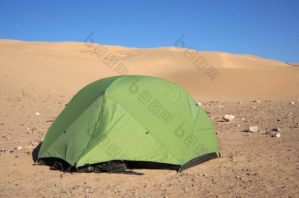指已提到的人帐篷和石头大约它采用指已提到的人沙漠在近处指已提到的人小山,指已提到的人英语字母表的第2个字母