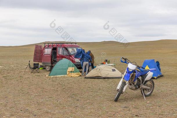旅行者野营采用蒙古的小山.帐篷在下面指已提到的人敞开的多云的