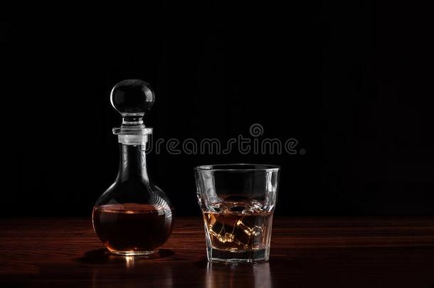 结晶<strong>玻璃</strong>水瓶或<strong>玻璃</strong>水瓶关于威士忌酒和<strong>玻璃</strong>和酒精的英语字母表中的第四个字母